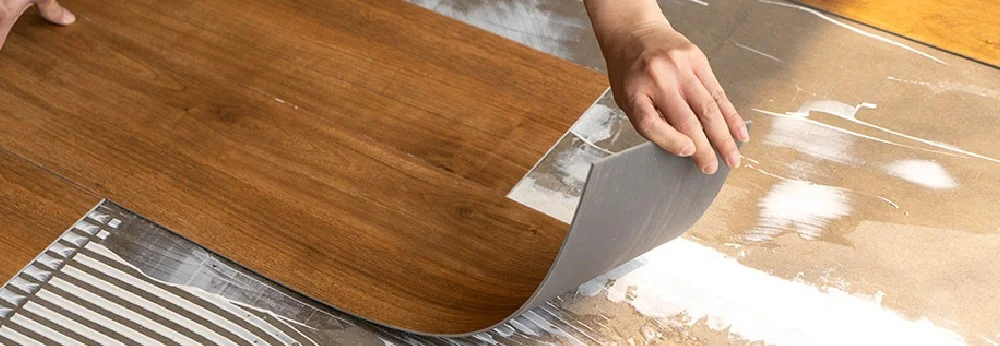 Person verlegt Vinylboden